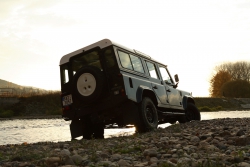 http://www.aschermann.cz\/files/gimgs/th-5_5_land-rover-defender-02.jpg